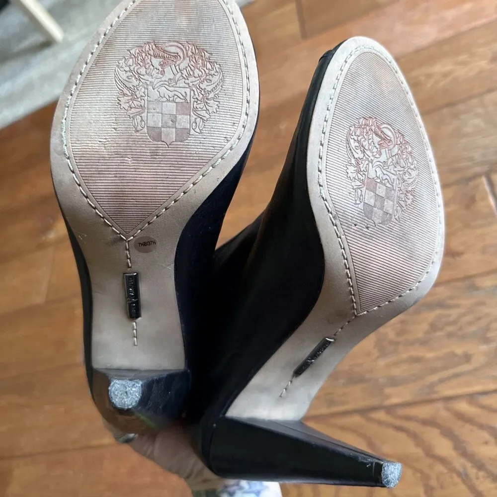 Vince Camuto Peep Toe Leather Shooties VC AMBER Booties Size 7.5 B Black Silver